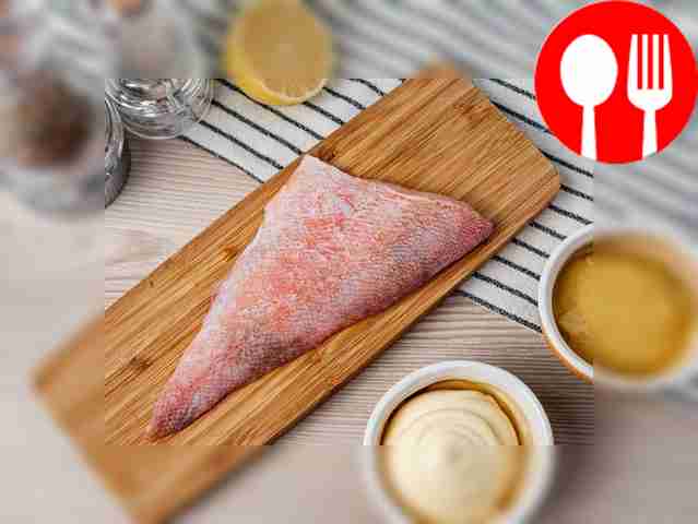 Очистите филе окуня от костей и плёнок,...