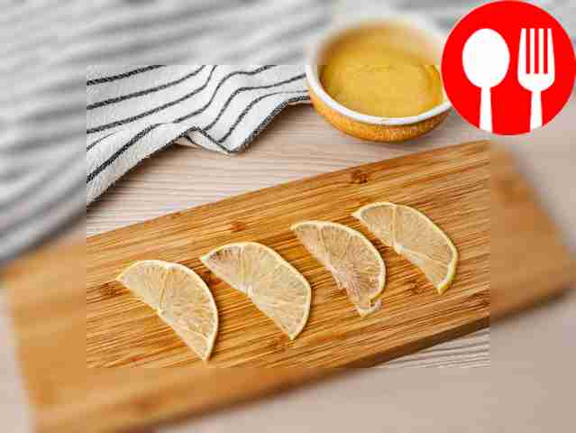 Нарежьте несколько полукруглых ломтиков лимона...