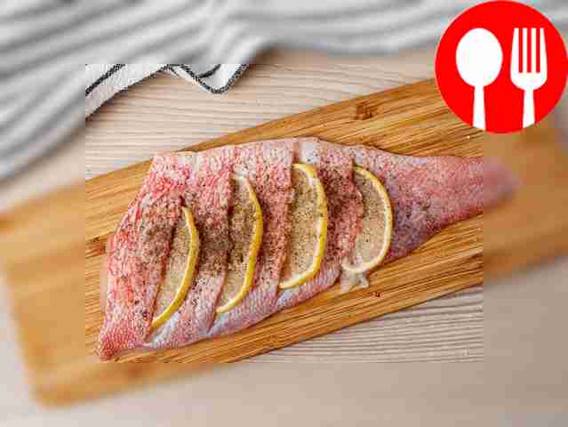 Разложите окуня кожей вверх на разделочной...