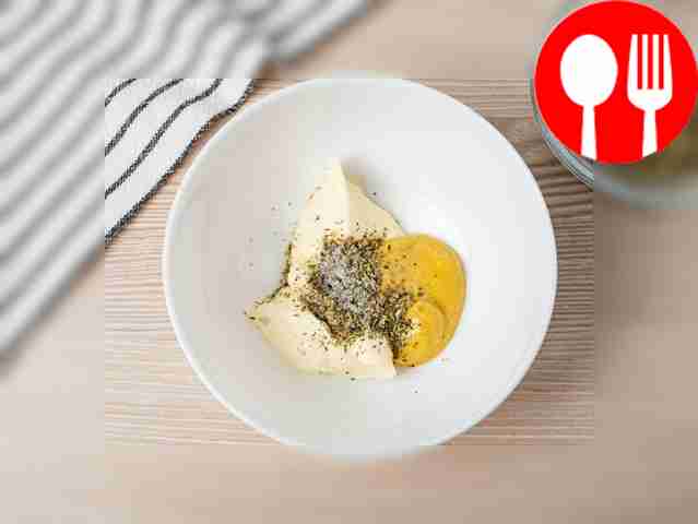 В небольшой миске соедините майонез, дижонскую...