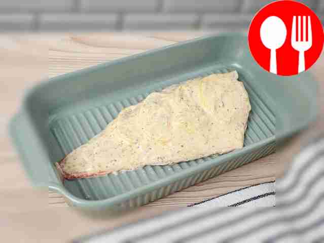 Слегка смажьте форму для запекания...