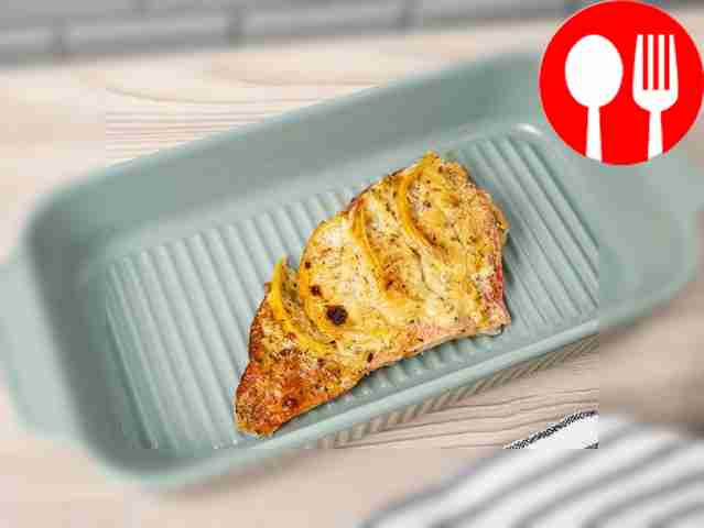 Поместите окуня в духовку и запекайте 20–30...