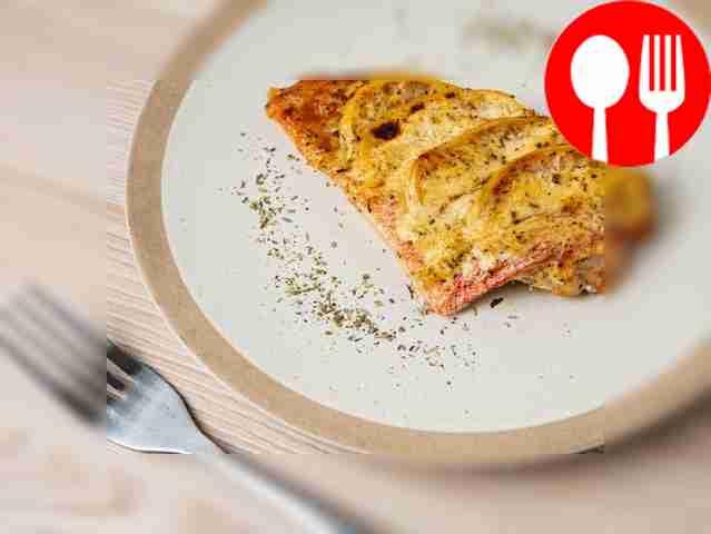 Окунь, запечённый с майонезом, готов к подаче....