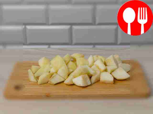 Очистите груши от кожицы и нарежьте их на...