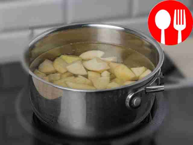 Положите нарезанную грушу в воду и доведите до...