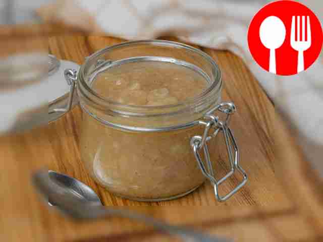 Переложите грушевое пюре в стеклянную банку....