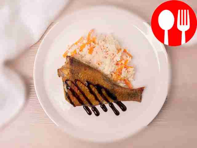 Рис жасмин, запеченный с овощами, сметаной и луком