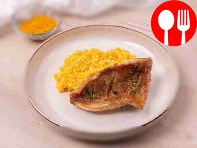 Рис жасмин с куркумой и жаренным окунем