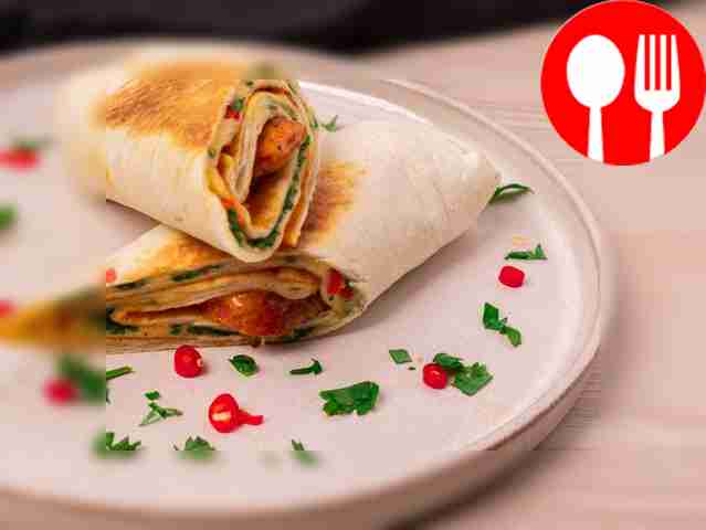 Хот-дог из тортильи с сосиской