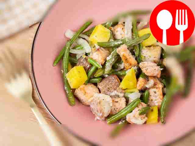 Окунь с горбушей и овощами в духовке