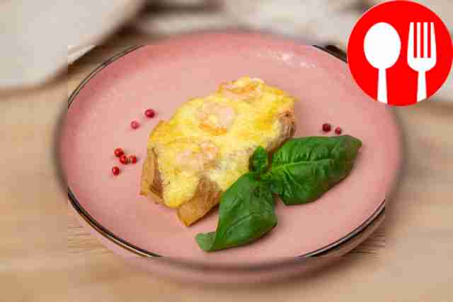 Окунь с сыром под креветками