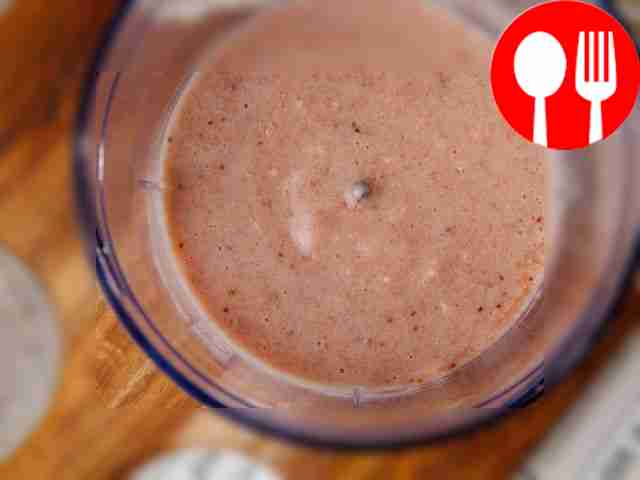 Измельчите ягоды вместе с молоком и сахаром до...