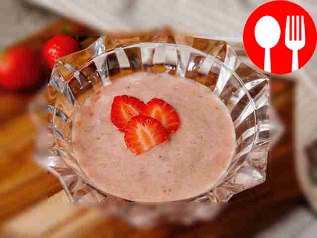 Переложите пюре в глубокую посуду и подайте...