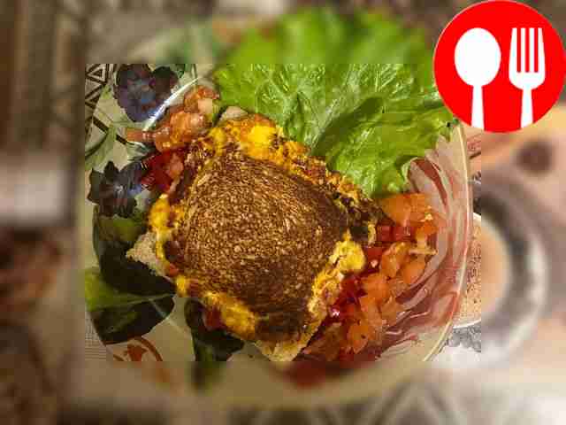 Сырный омлет с овощами