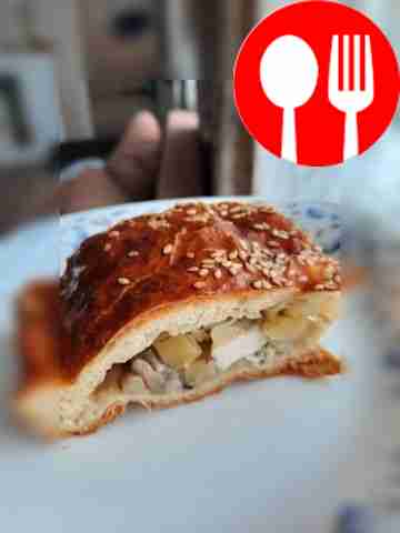 Fragrant pie with chicken and mushrooms