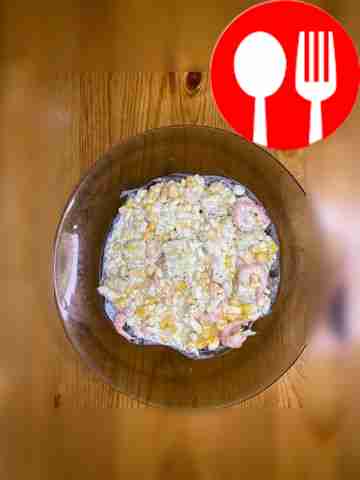 Салат с креветками, кукурузой и сухариками