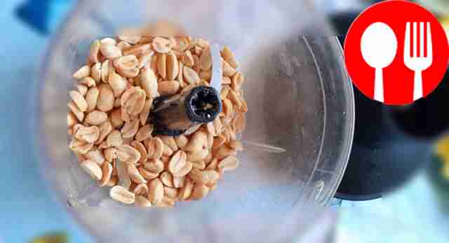 Измельчите орехи в блендере и настройте размер...