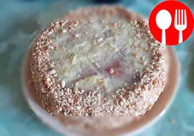 Украсьте боковые стороны и верх молотыми орехами.