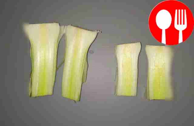 Wash the leeks and cut them lengthwise.