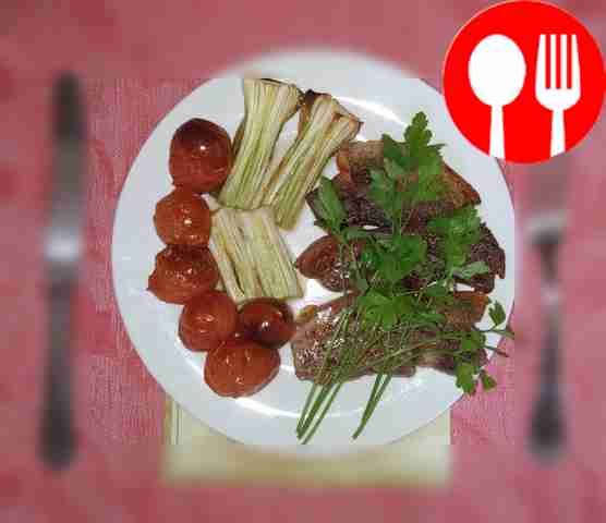 Свинина запеченная с луком-пореем и помидорами