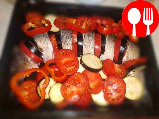 Нарежьте баклажаны, помидоры и болгарский...