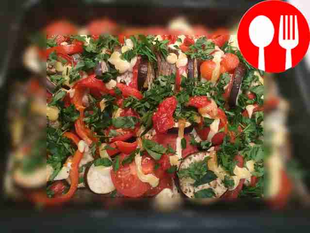 Сверху залейте майонезом, посыпьте мелко...