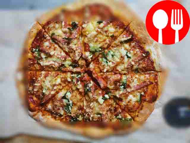 Пицца с колбасой и сыром