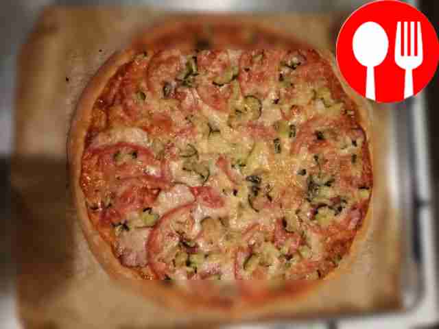 Пицца с томатами черри и красным луком