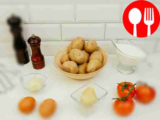 Хорошенько помойте картофель и очистите его....