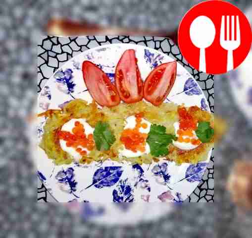 Картофельные драники со сметаной и икрой