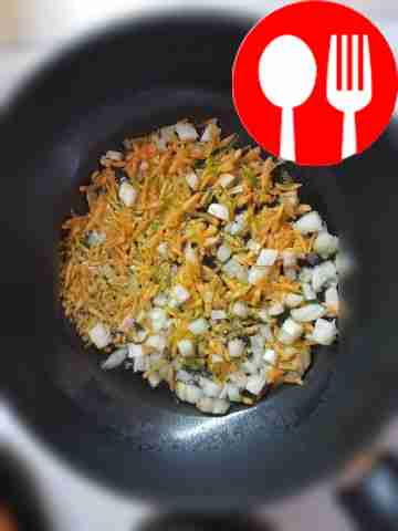 Вымойте овощи и очистите их от кожуры....