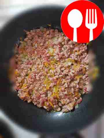 Добавьте фарш в сковороду и продолжайте жарить...