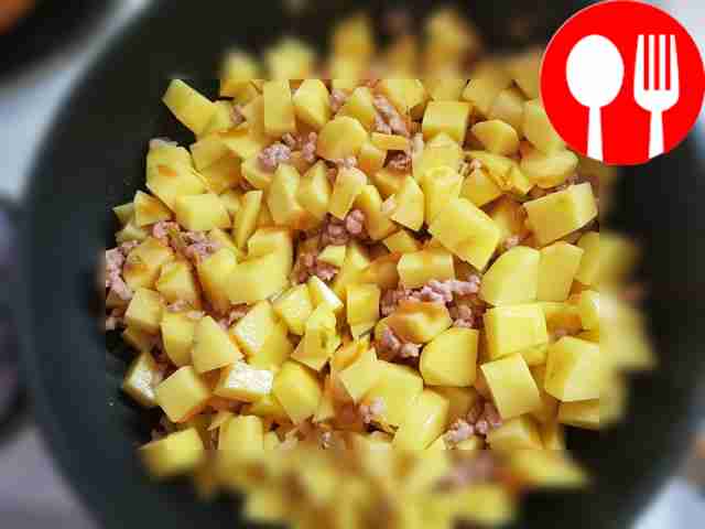 Далее добавьте картофель в сковороду и жарьте...