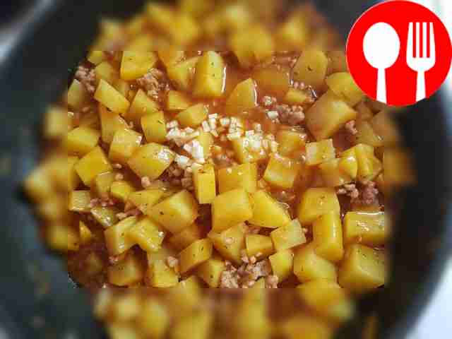 Добавьте в сковороду приправу с измельчённым...