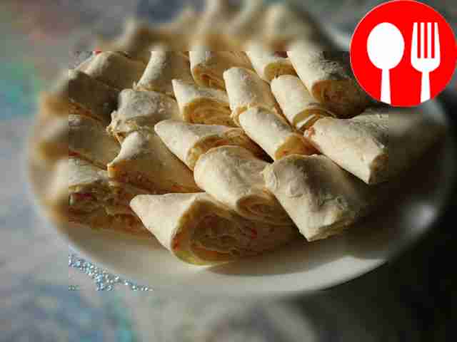 Закусочный рулет с крабовыми палочками