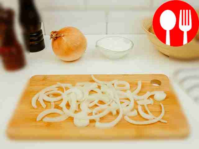 Лук нарежьте кусочками, а морковь натрите на...