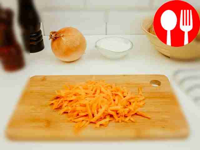 Выложите лук и морковь на предварительно...