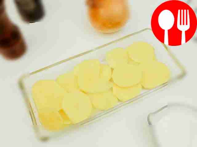 На рыбу выложите обжаренный лук с морковью, а...