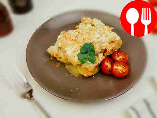 Подавайте запеканку горячей и посыпьте её зеленью.