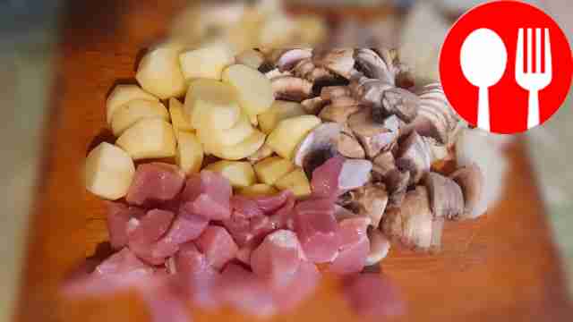 Мясо нарежьте небольшими кубиками, картофель —...