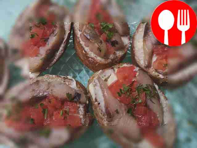 Бутерброды с сельдью и помидорами