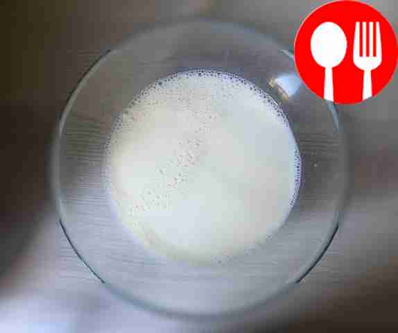 В чашу влейте молоко, разбейте яйцо, добавьте...