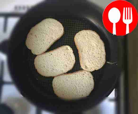 Разогрейте сковороду и добавьте немного масла.