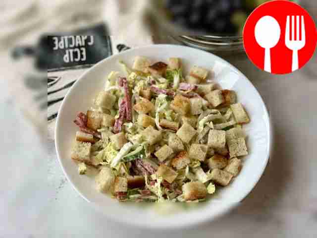 Салат с пекинской капустой, колбасой и сухариками