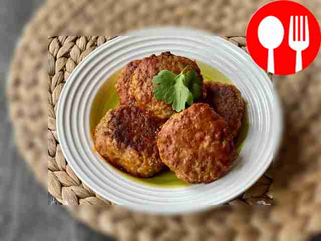 Пикантные тефтели с рисом в томатном соусе