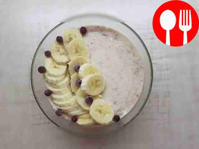 Сметанный десерт с бананами