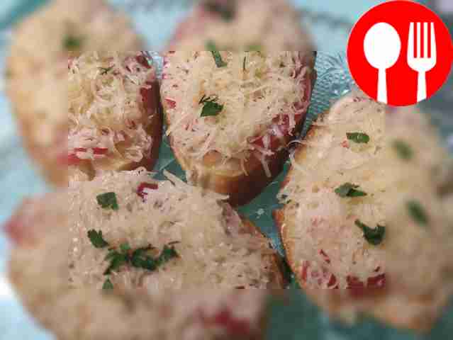 Бутерброды с помидором и тёртым сыром Sandwiches with tomato and grated cheese