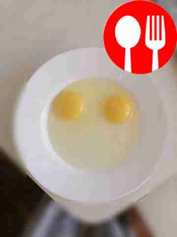 Расколите яйца прямо в миску.