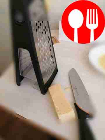 Натрите сыр на мелкие стружки.