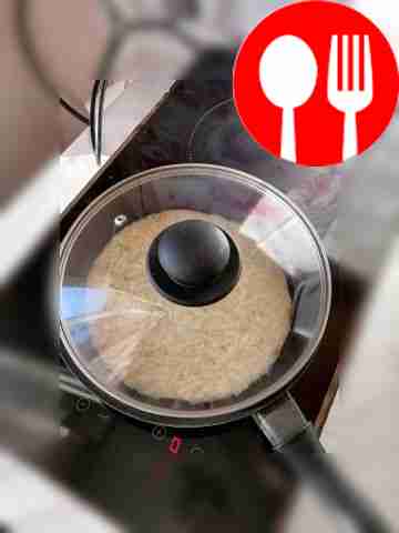 Слегка смажьте сковороду маслом. Вылейте смесь...